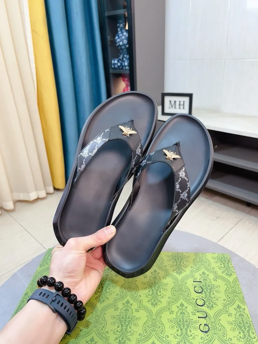 Men's shoes 💰260🌹🌹 (gucci-Gucci) New men's slippers, high-end boutique, made of cowhide, with exquisite embossed logo decoration on the upper, fine workmanship, super soft soles, casual, loose and comfortable, a must-have in summer! \nsize：38-44